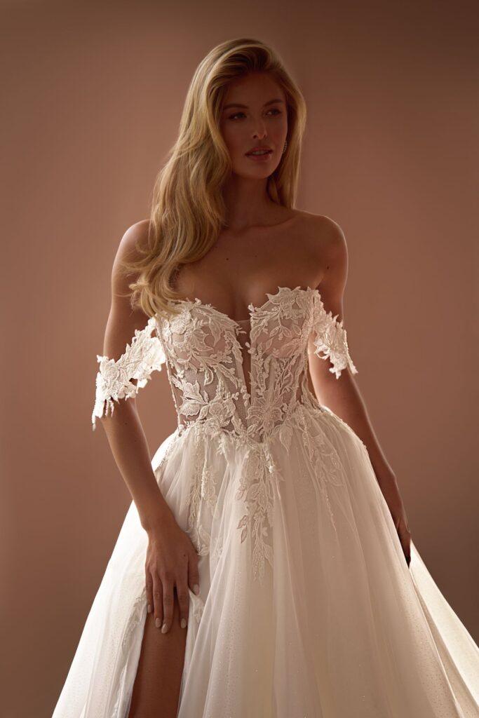 Braut mit einem wunderschönen Brautkleid in einem Zimmer, Bella Simona - Deine Brautboutique in Neumarkt in der Steiermark, Bezirk Murau
