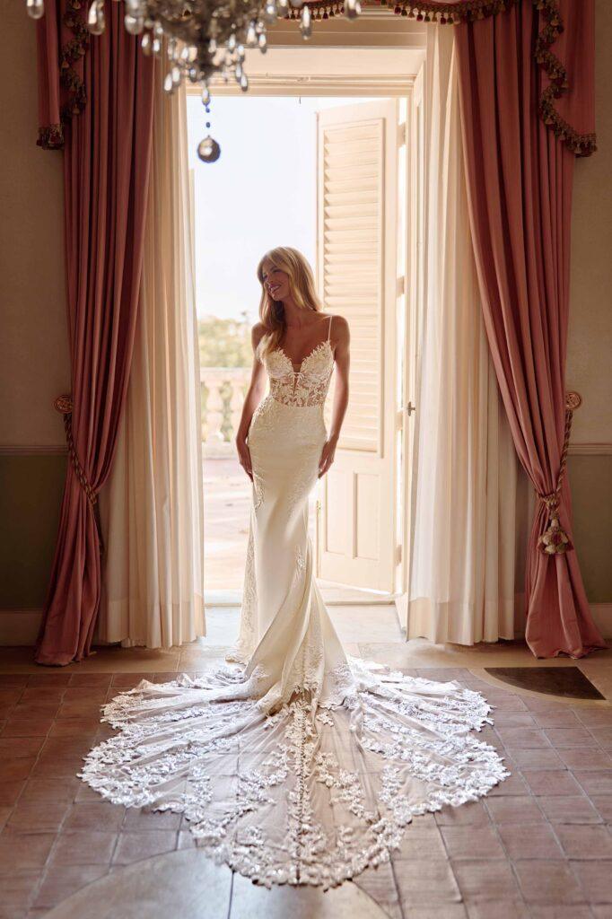 Braut mit einem wunderschönen Brautkleid in einem Zimmer, Bella Simona - Deine Brautboutique in Neumarkt in der Steiermark, Bezirk Murau