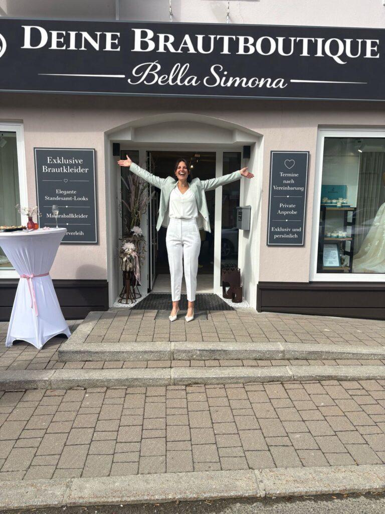Ingrid Resch vor ihrem Geschäft, Bella Simona - Deine Brautboutique in Neumarkt in der Steiermark, Bezirk Murau
